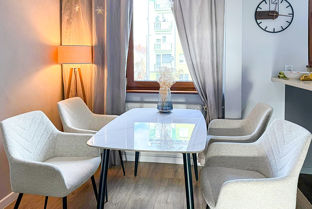 fragment jadalni w ekskluzywnym apartamencie na wynajem Zielona Góra okolice