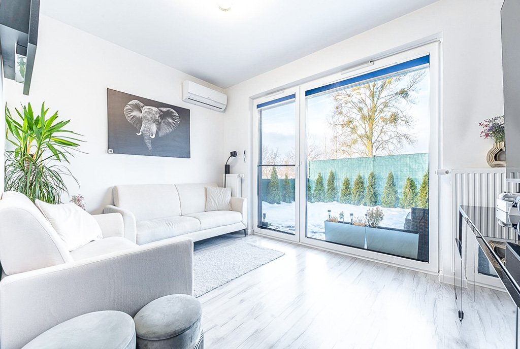 druga strona pokoju dziennego w luksusowym apartamencie na sprzedaż Gdynia okolice