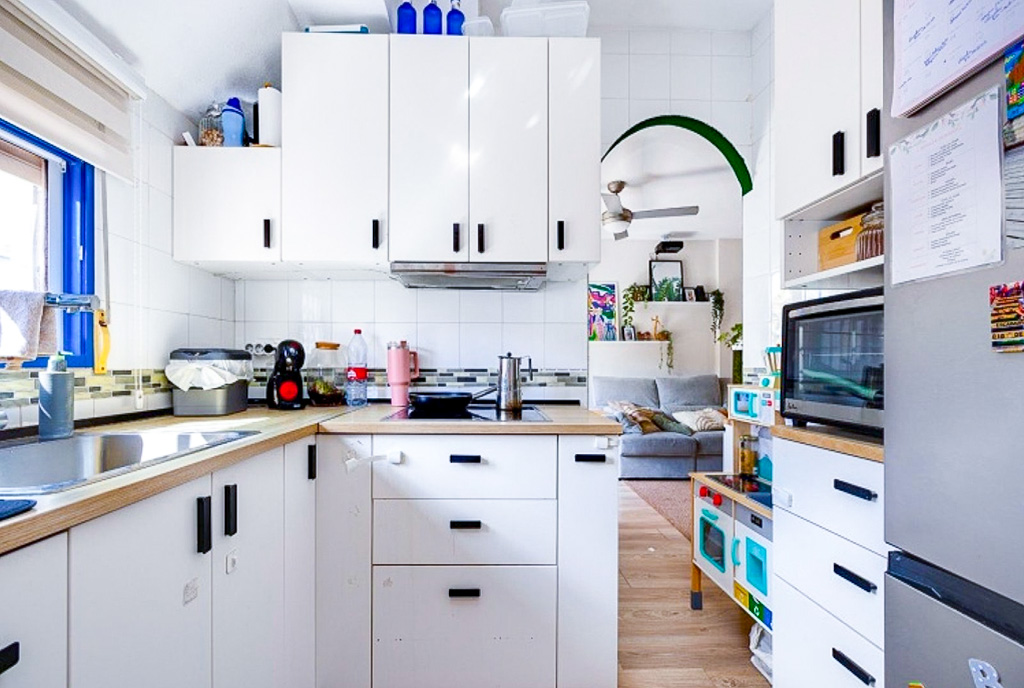 zbliżenie na aneks kuchenny w ekskluzywnym apartamencie na sprzedaż Hiszpania Torrevieja