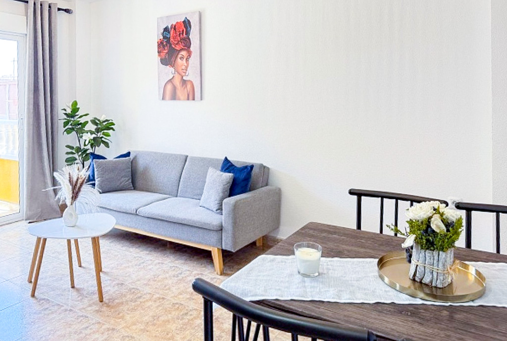 na zdjęciu pokój gościnny w luksusowym apartamencie na sprzedaż Hiszpania Torrevieja