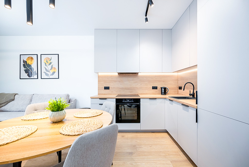 po lewej jadalnia, na wprost kuchnia w luksusowym apartamencie na sprzedaż Sopot