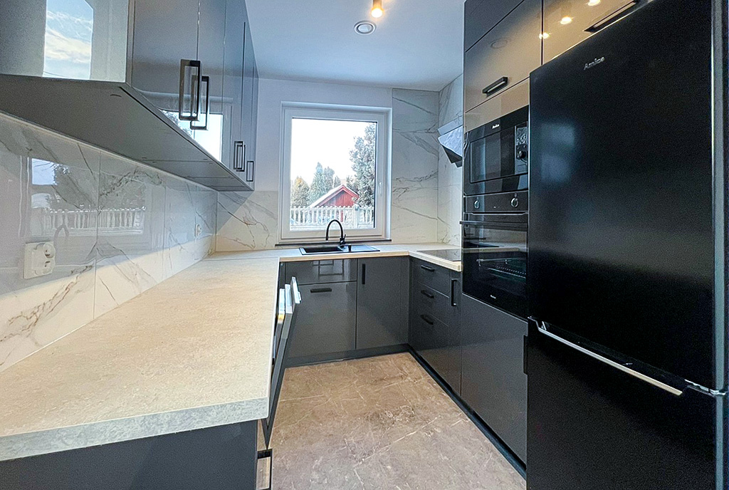 zaprojektowany w czerni i bieli aneks kuchenny w eksklyzywnym apartamencie na wynajem Kraków okolice