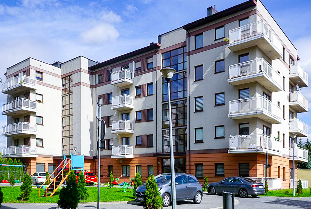 widok na apartamentowiec, gdzie znajduje się oferowany na wynajem ekskluzywny apartament Piotrków Trybunalski