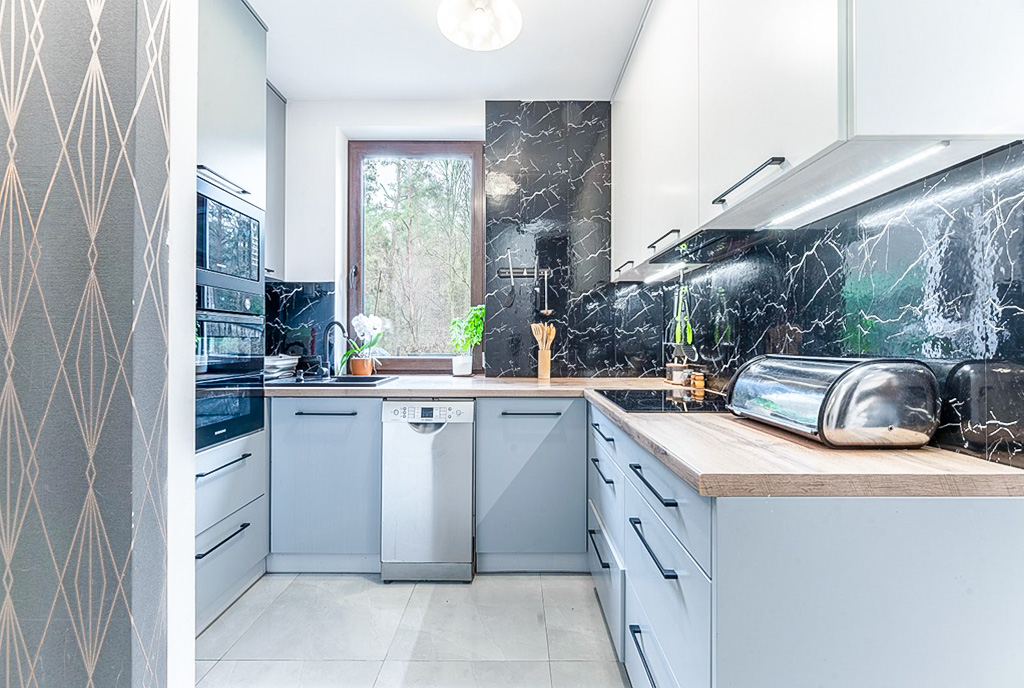 zaaranżowana zgodnie z najnowszymi trendami kuchnia w ekskluzywnej willi na sprzedaż Gdynia okolice