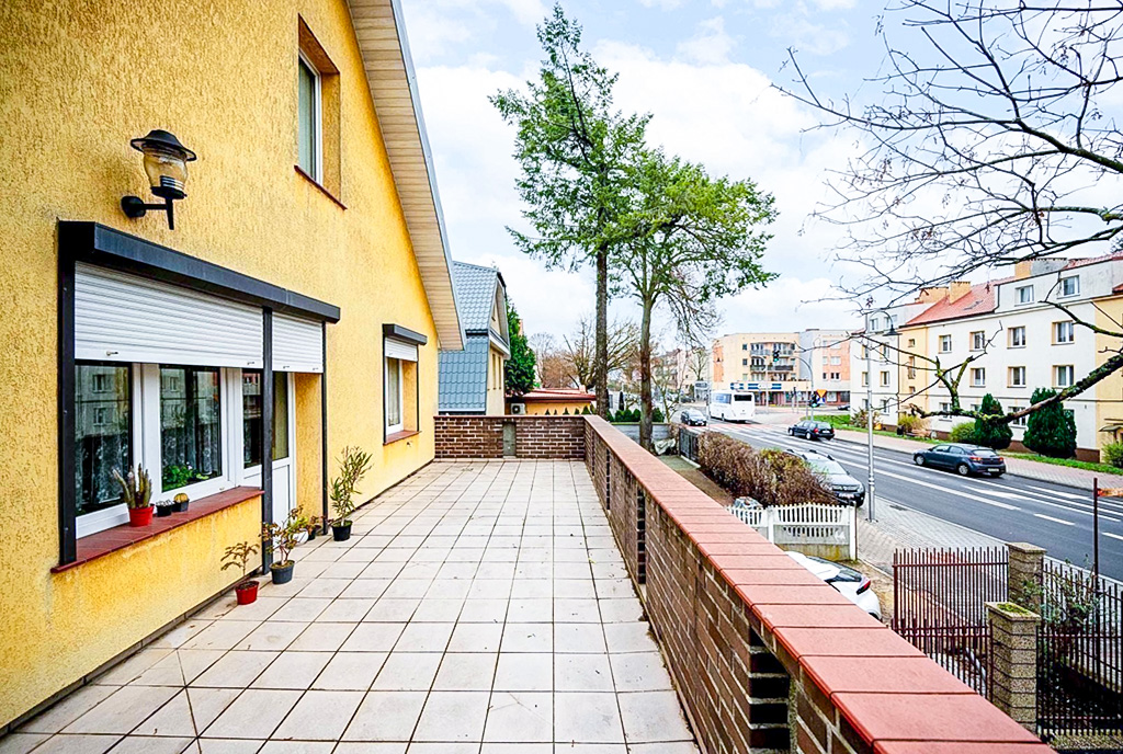 słoneczny balkon przy ekskluzywnej willi na sprzedaż Koszalin