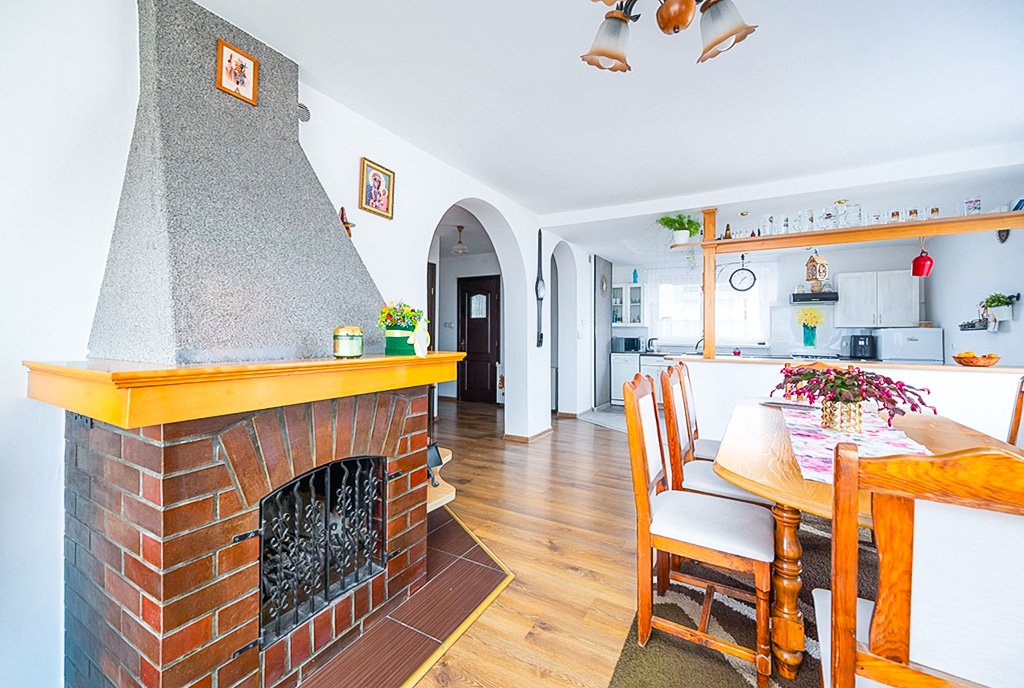 gustowny kominek w pokoju dziennym luksusowej willi na sprzedaż Gdańsk okolice