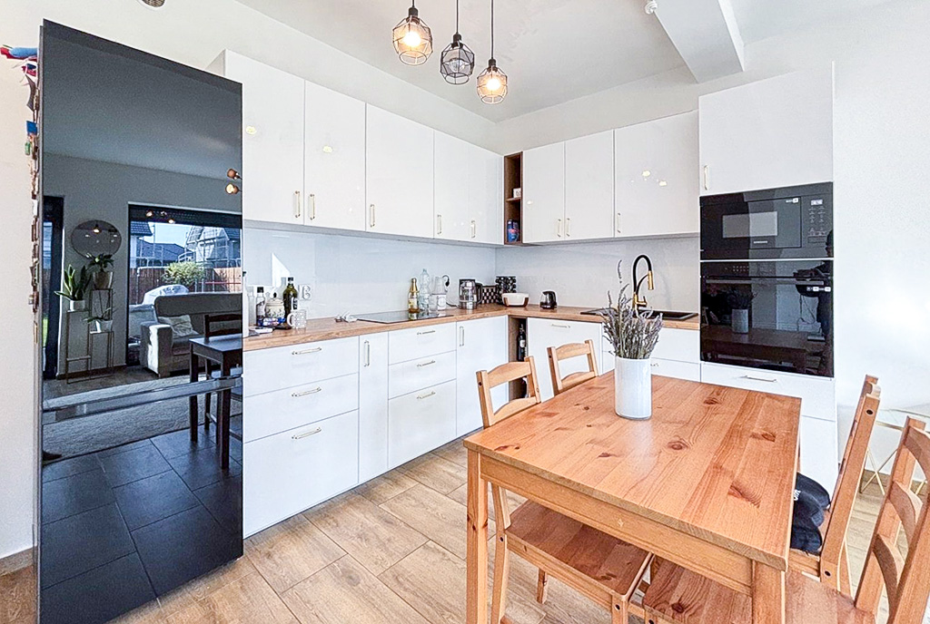 jadalnia oraz kuchnia w luksusowej willi na sprzedaż Szczecin okolice