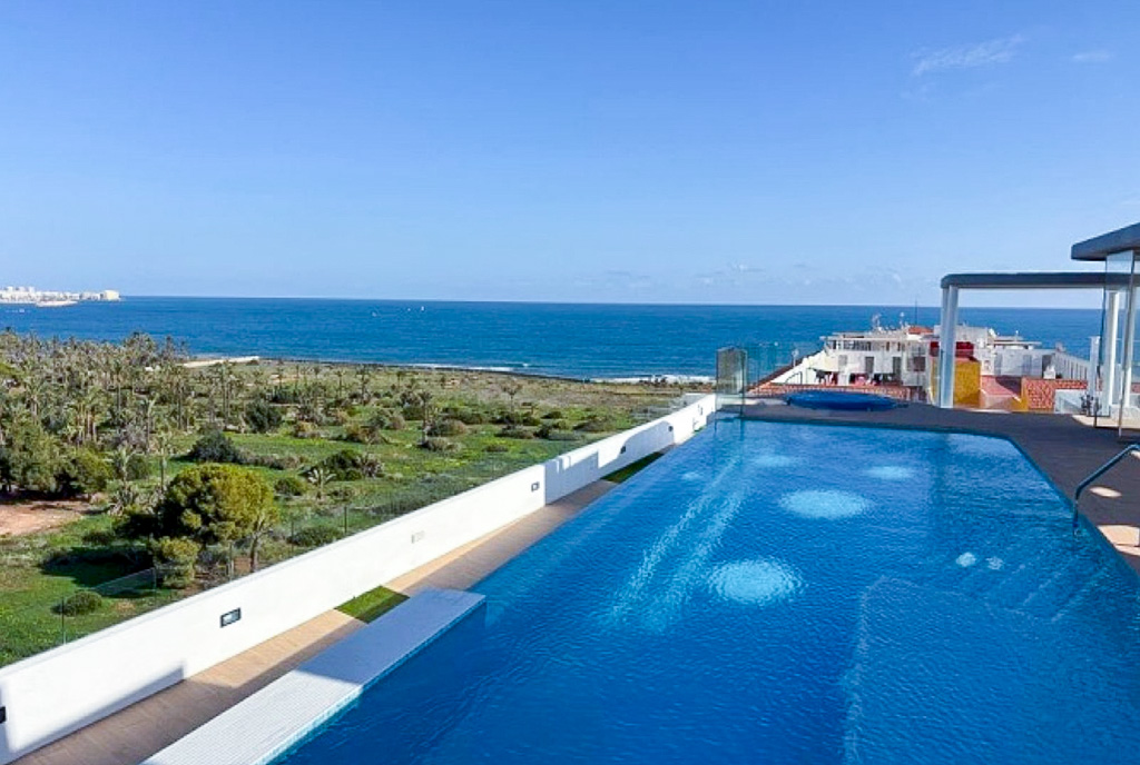 znajdujący się w częściach wspólnych basen przy ekskluzywnym apartamencie na sprzedaż Hiszpania Punta Prima