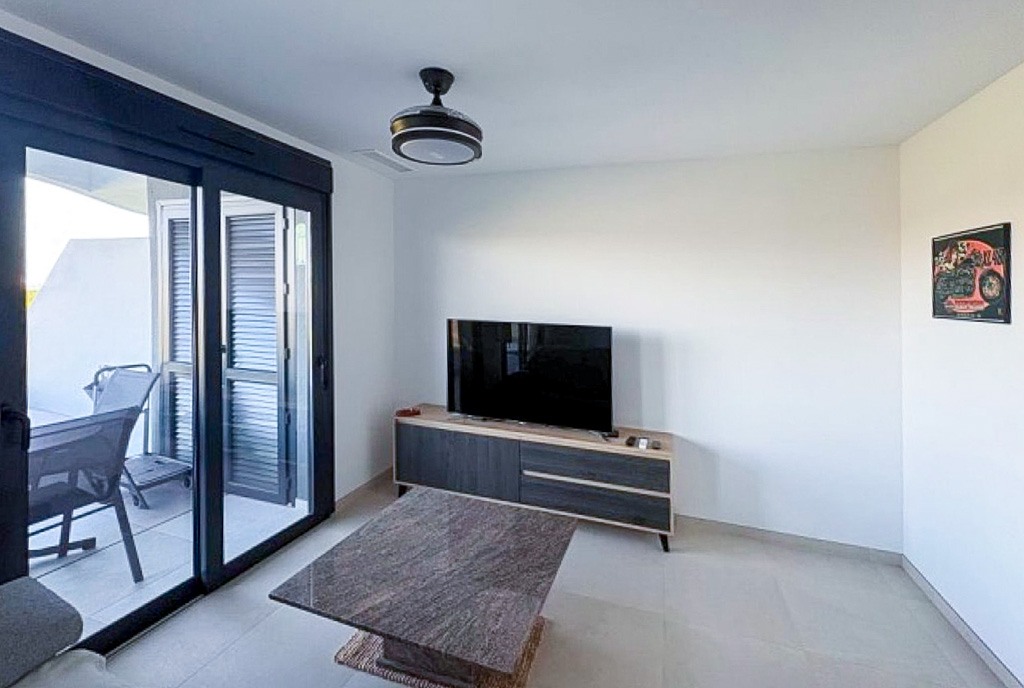 na zdjęciu pokój dzienny w luksusowym apartamencie na sprzedaż Hiszpania Punta Prima