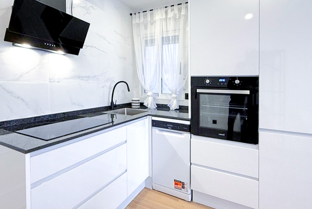 praktycznie zaaranżowana kuchnia w luksusowym apartamencie na sprzedaż Hiszpania Torrevieja
