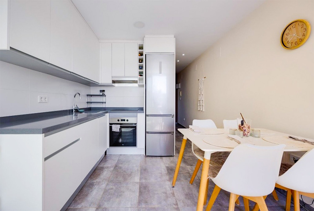 po lewej kuchnia, po prawej jadalnia w luksusowym apartamencie do sprzedaży Hiszpania Torrevieja