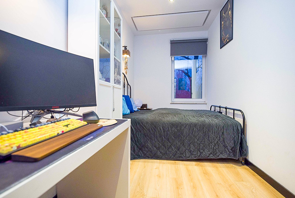 na zdjęciu zaciszna sypialnia w ekskluzywnym apartamencie na sprzedaż Katowice okolice