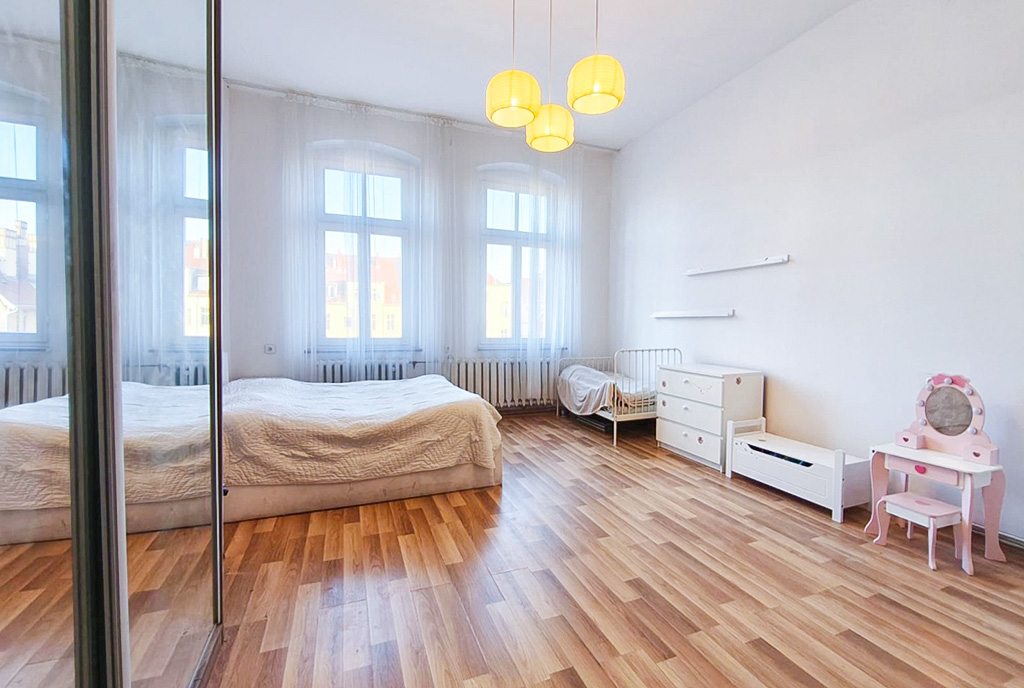 zaciszna sypialnia w ekskluzywnym apartamencie na sprzedaż Legnica