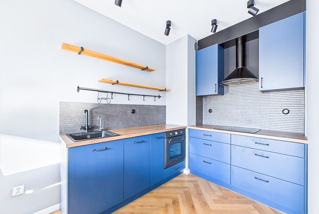 odważna kolorystyka w kuchni luksusowego apartamentu na sprzedaż Poznań
