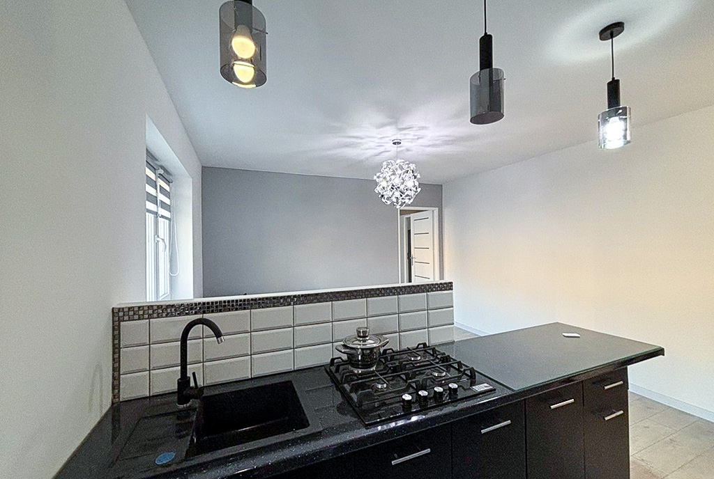 na pierwszym planie kuchnia w luksusowym apartamencie na sprzedaż Szczecin