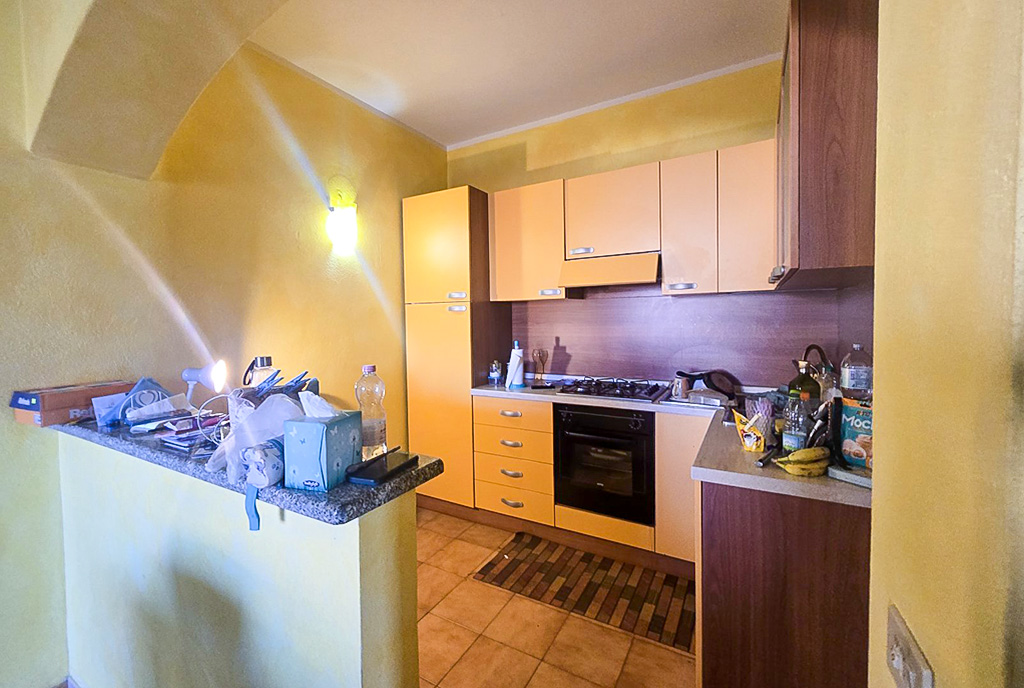 na pierwszym planie aneks kuchenny w luksusowym apartamencie na sprzedaż Włochy Lu Bagnu