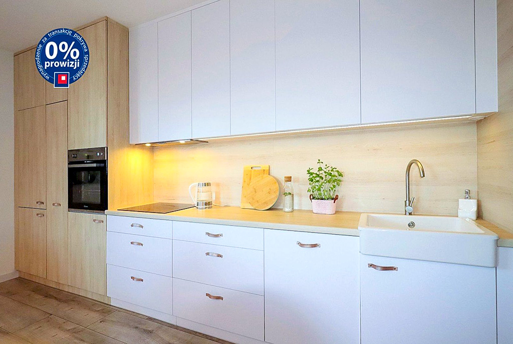 zbliżenie na kuchnię w ekskluzywnym apartamencie na sprzedaż nad morzem