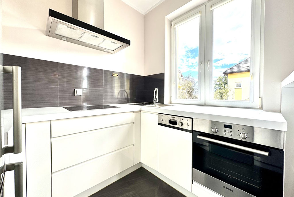 zaprojektowana w czerni i bieli kuchnia w ekskluzywnym apartamencie na wynajem Gdynia okolice