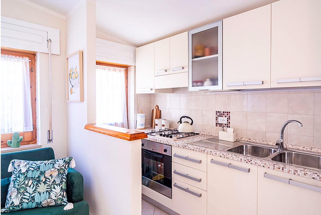 zbliżenie na kuchnię w luksusowym apartamencie do wynajmu Włochy Castelsardo