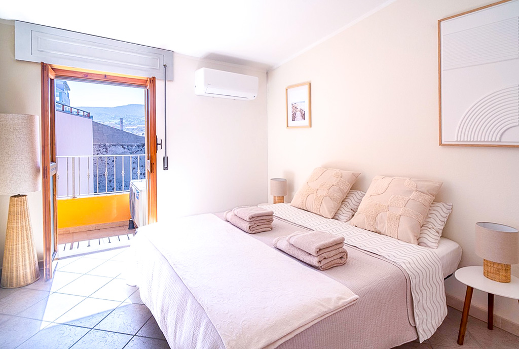 stylowa sypialnia w ekskluzywnym apartamencie na wynajem Włochy Castelsardo
