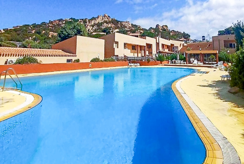 znajdujący się w częściach wspólnych basen przy ekskluzywnym apartamencie na wynajem Włochy Costa Paradiso