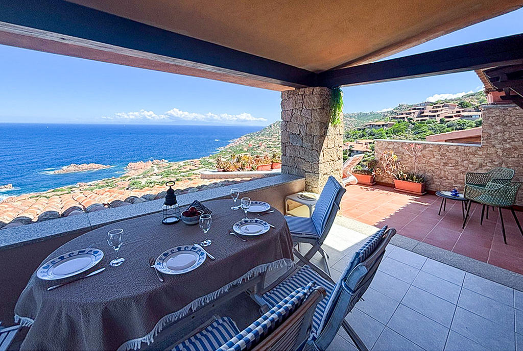 imponujący taras przy luksusowym apartamencie do wynajmu Włochy Costa Paradiso