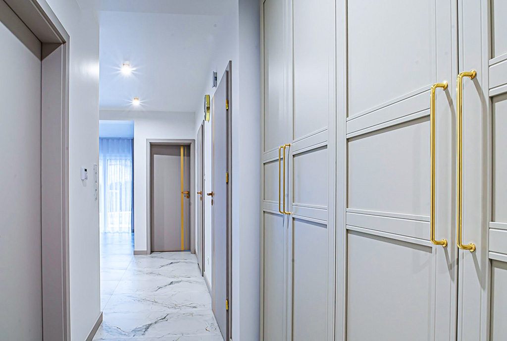 fragment korytarza w ekskluzywnym apartamencie na wynajem Bolesławiec