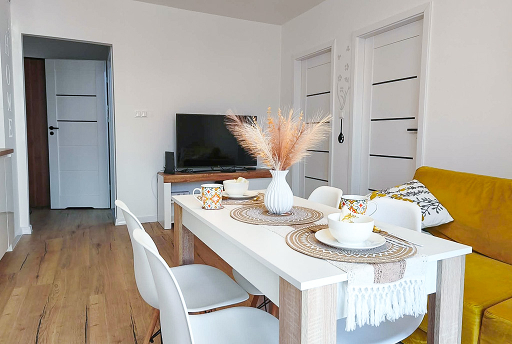 na pierwszym planie jadalnia w luksusowym apartamencie do wynajmu Legnica