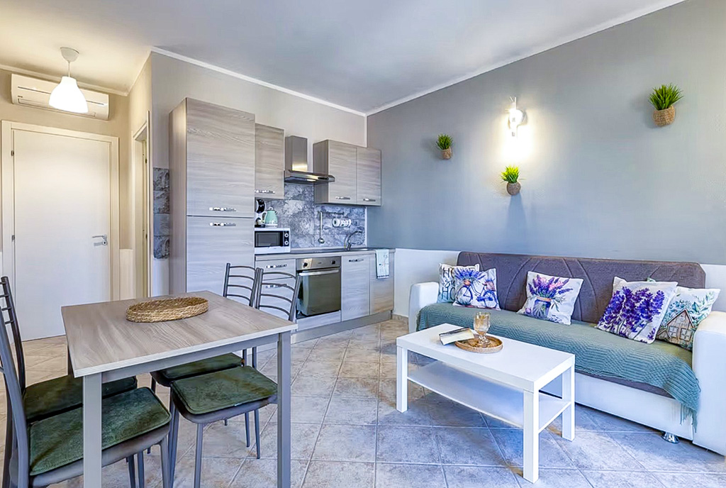 rzut na jadalnię oraz aneks kuchenny w luksusowym apartamencie do wynajmu Włochy Isola Rossa