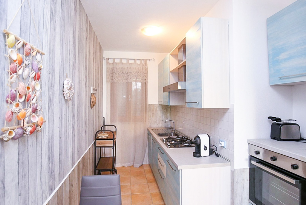 zbliżenie na kuchnię w luksusowym apartamencie do wynajmu Włochy Lu Bagnu