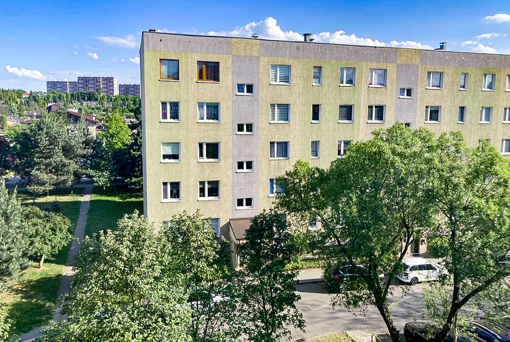 zielona okolica, w której znajduje się ekskluzywny apartament na sprzedaż Częstochowa