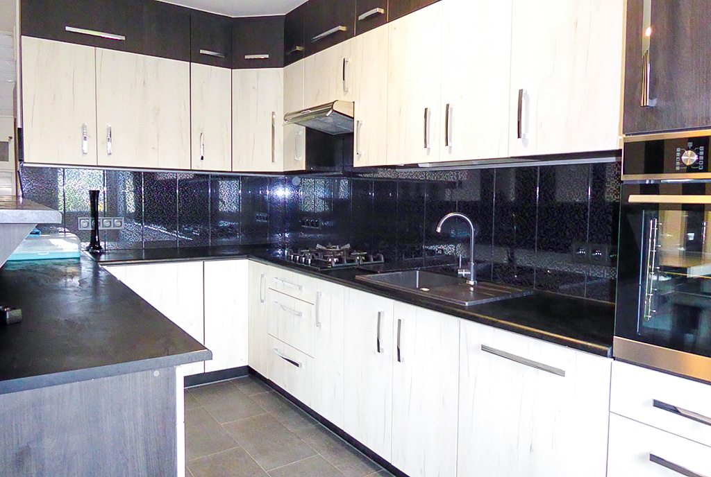 widok na kuchnię w luksusowym apartamencie na sprzedaż Częstochowa