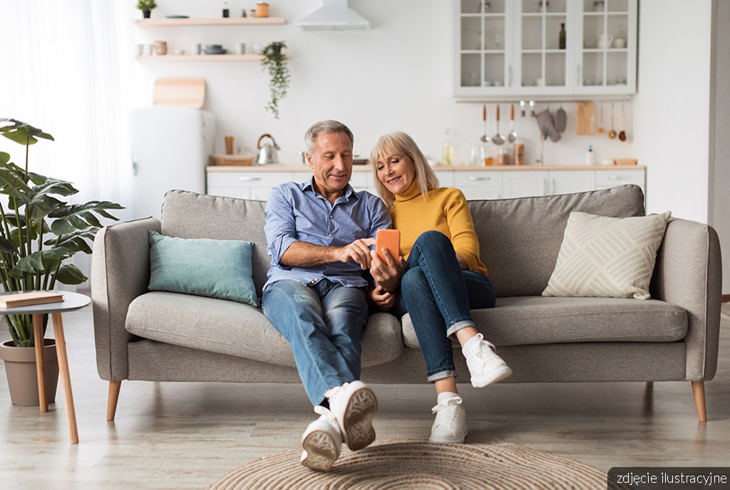 szczęśliwa rodzina w przykładowo zaaranżowanym salonie ekskluzywnego apartamentu na sprzedaż Gdynia okolice