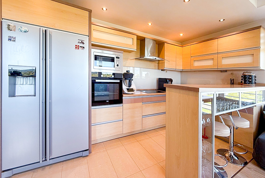 kameralna kuchnia w luksusowym apartamencie na sprzedaż Gdynia okolice