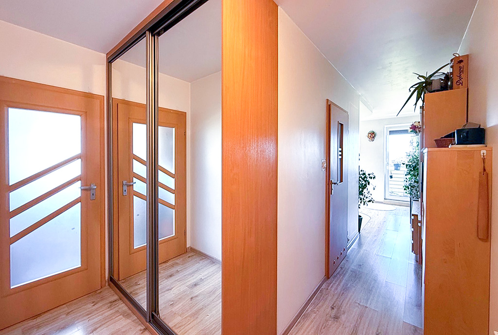 przestronny hol w ekskluzywnym apartamencie na sprzedaż Gdynia okolice