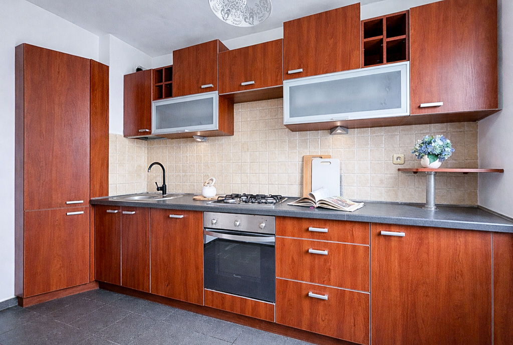 fragment kuchni w luksusowym apartamencie na sprzedaż Gdynia