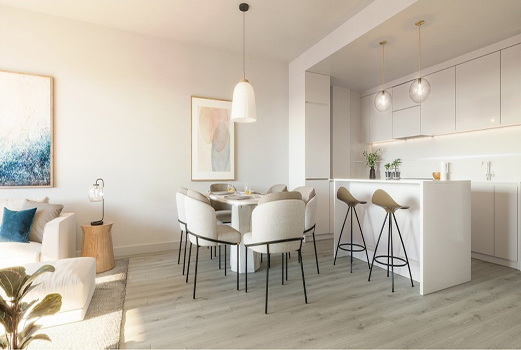 widok na jadalnię oraz aneks kuchenny w luksusowym apartamencie na sprzedaż Hiszpania La Cala de Mijas