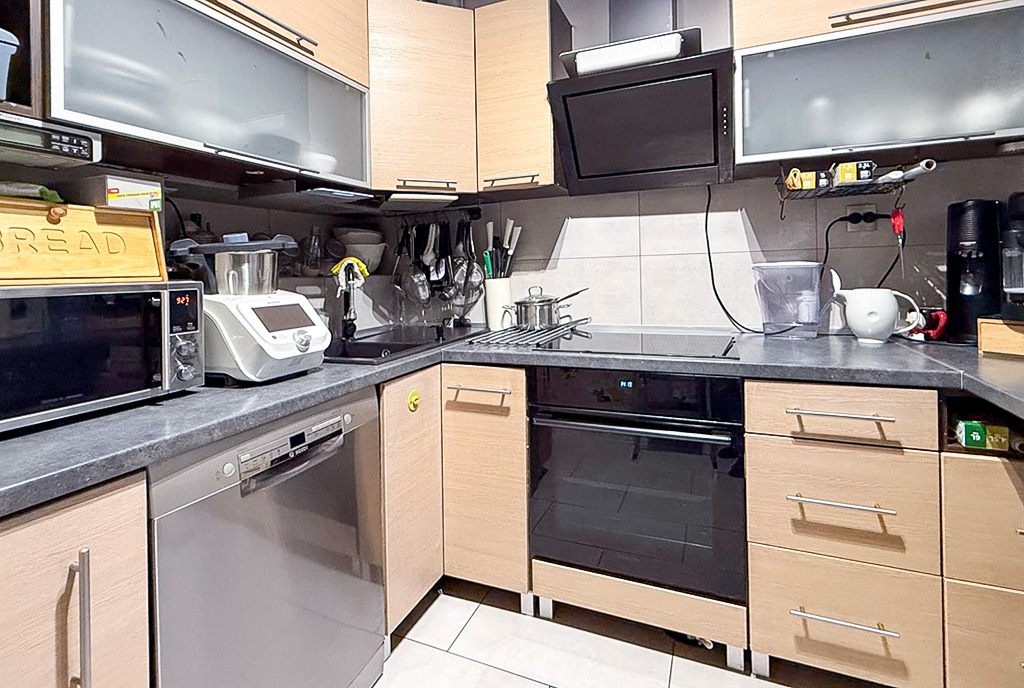 zadbana kuchnia w luksusowym apartamencie na sprzedaż Kraków okolice