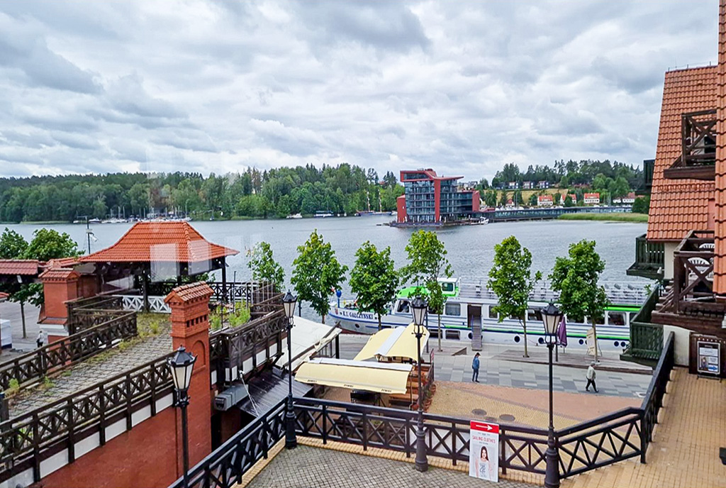 atrakcyjna okolica, gdzie znajduje się ekskluzywny apartament na sprzedaż Mazury