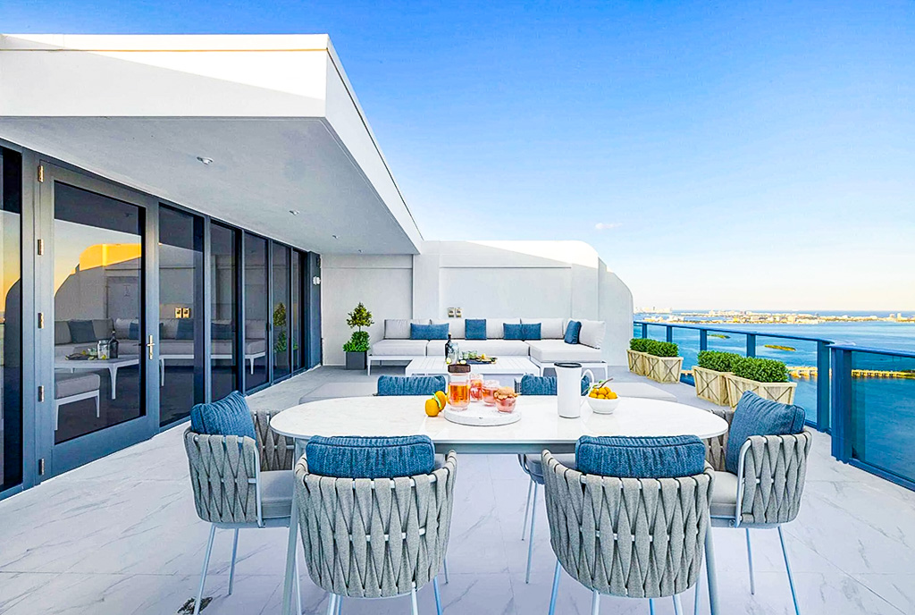 słoneczny taras przy ekskluzywnym apartamencie na sprzedaż Miami Stany Zjednoczone Ameryki