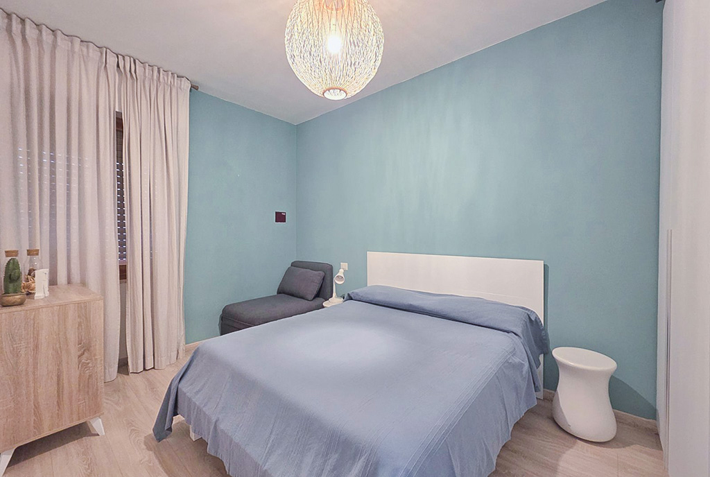 zaciszna sypialnia w ekskluzywnym apartamencie na sprzedaż Włochy (Lu Bagnu)