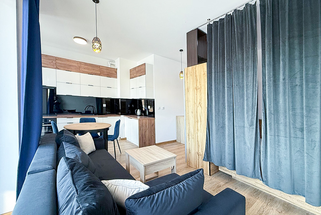 zaprojektowany zgodnie z najnowszymi trendami salon w luksusowym apartamencie do wynajmu Mazury