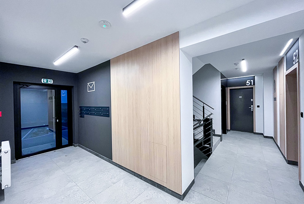 imponujące klatki schodowe w apartamentowcu, gdzie znajduje się oferowany na wynajem ekskluzywny apartament Mazury