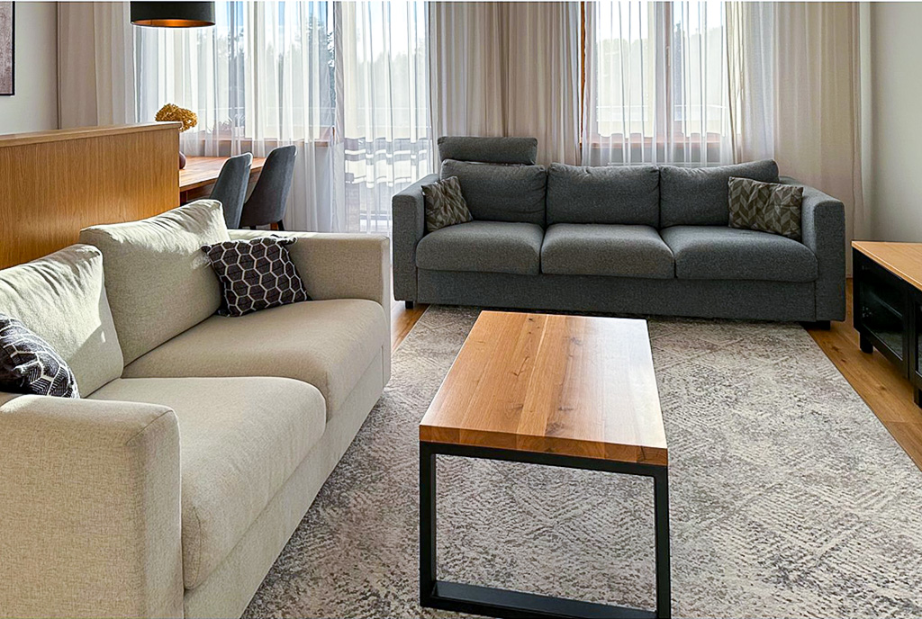 widok na pokój dzienny w ekskluzywnym apartamencie na wynajem Warszawa