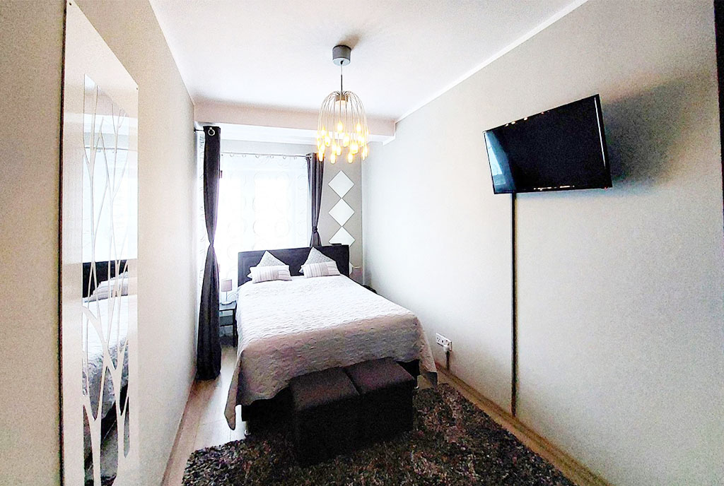 zaciszna sypialnia w ekskluzywnym apartamencie na wynajem nad morzem