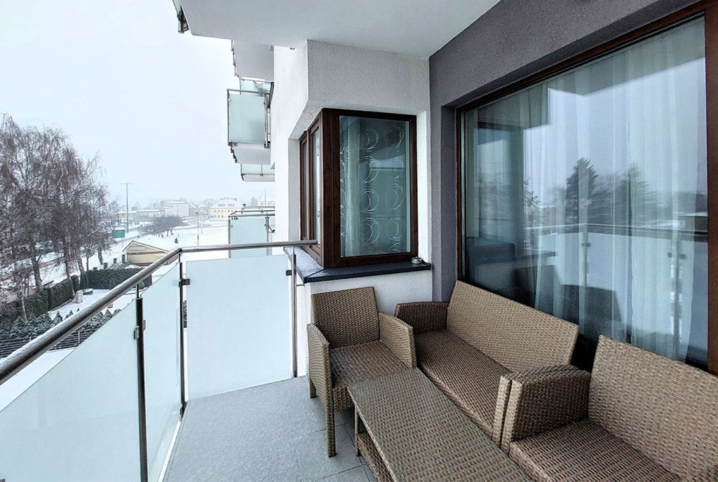 imponujący balkon w luksusowym apartamencie do wynajmu nad morzem