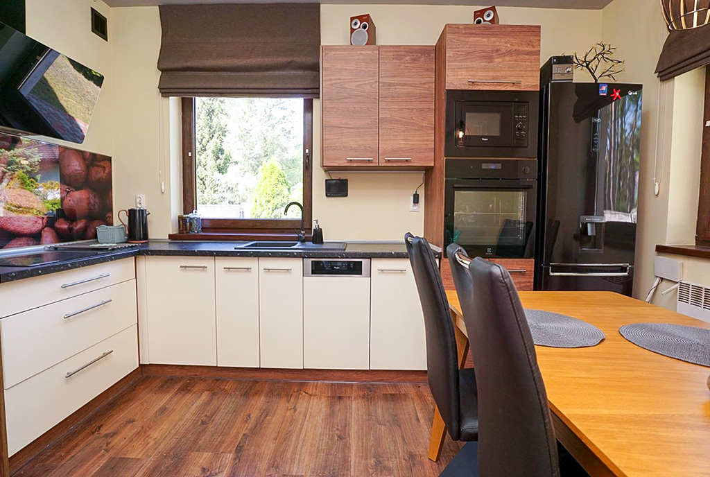 zbliżenie na kuchnię w luksusowym domu na sprzedaż Łódź okolice