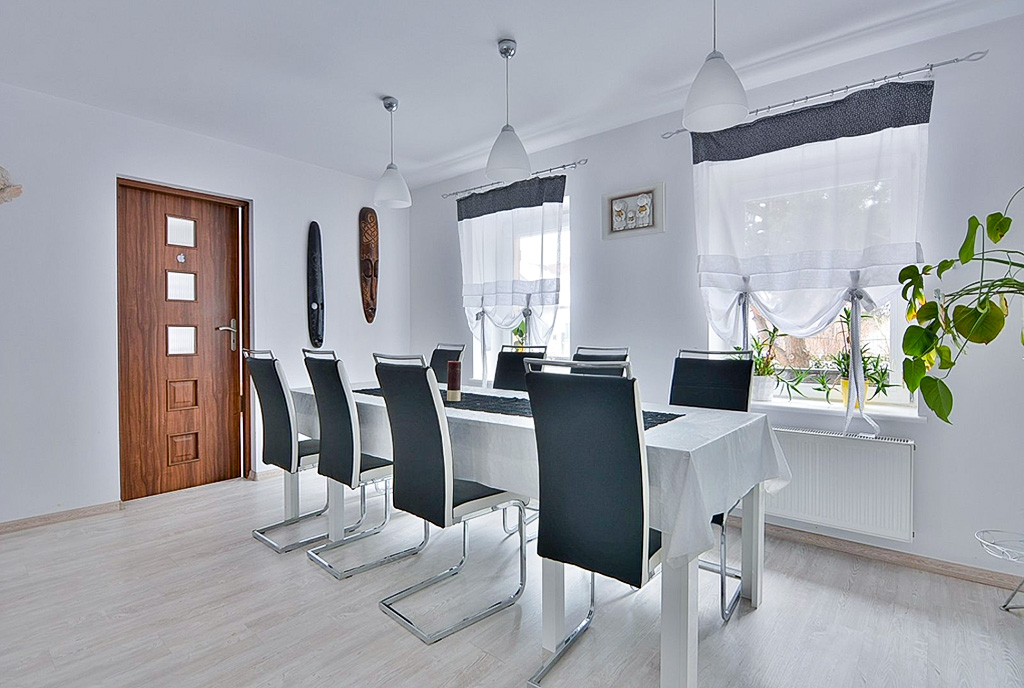 widok na jadalnię w luksusowym domu na sprzedaż Elbląg okolice