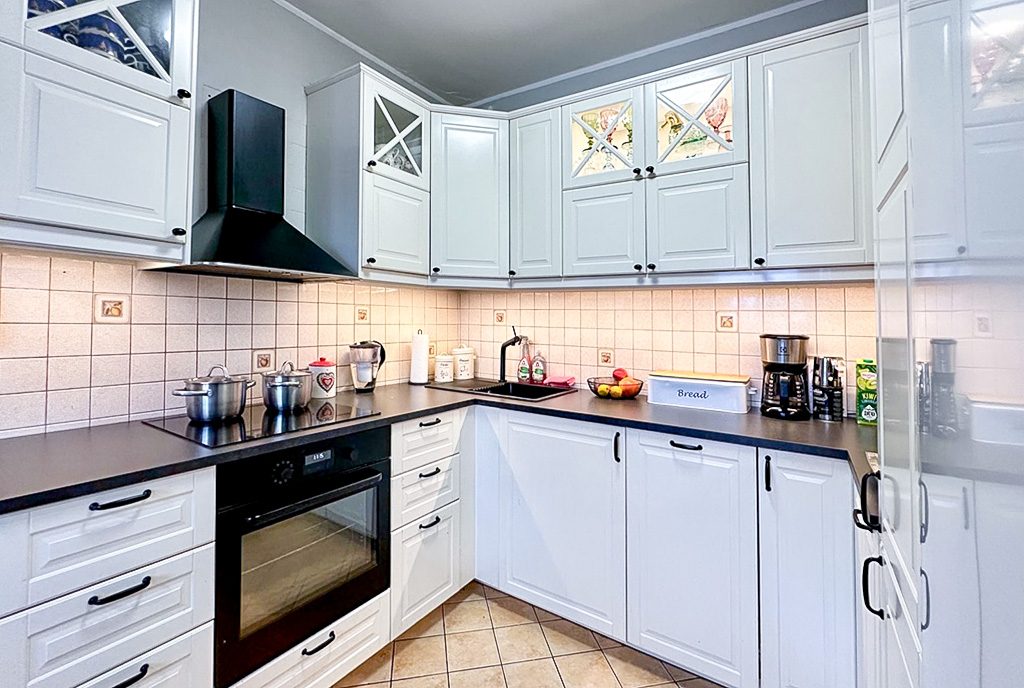 zaprojektowana w drewnie kuchnia w luksusowym domu na sprzedaż Gdańsk okolice