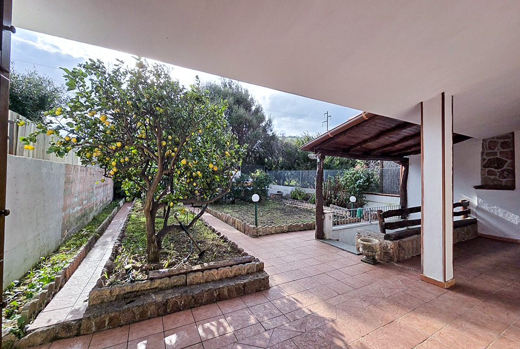 słoneczny taras przy ekskluzywnym domu do sprzedaży Włochy Valledoria